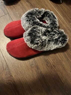 Cozy Women's Red Suede Faux-Fur Lined Slippers